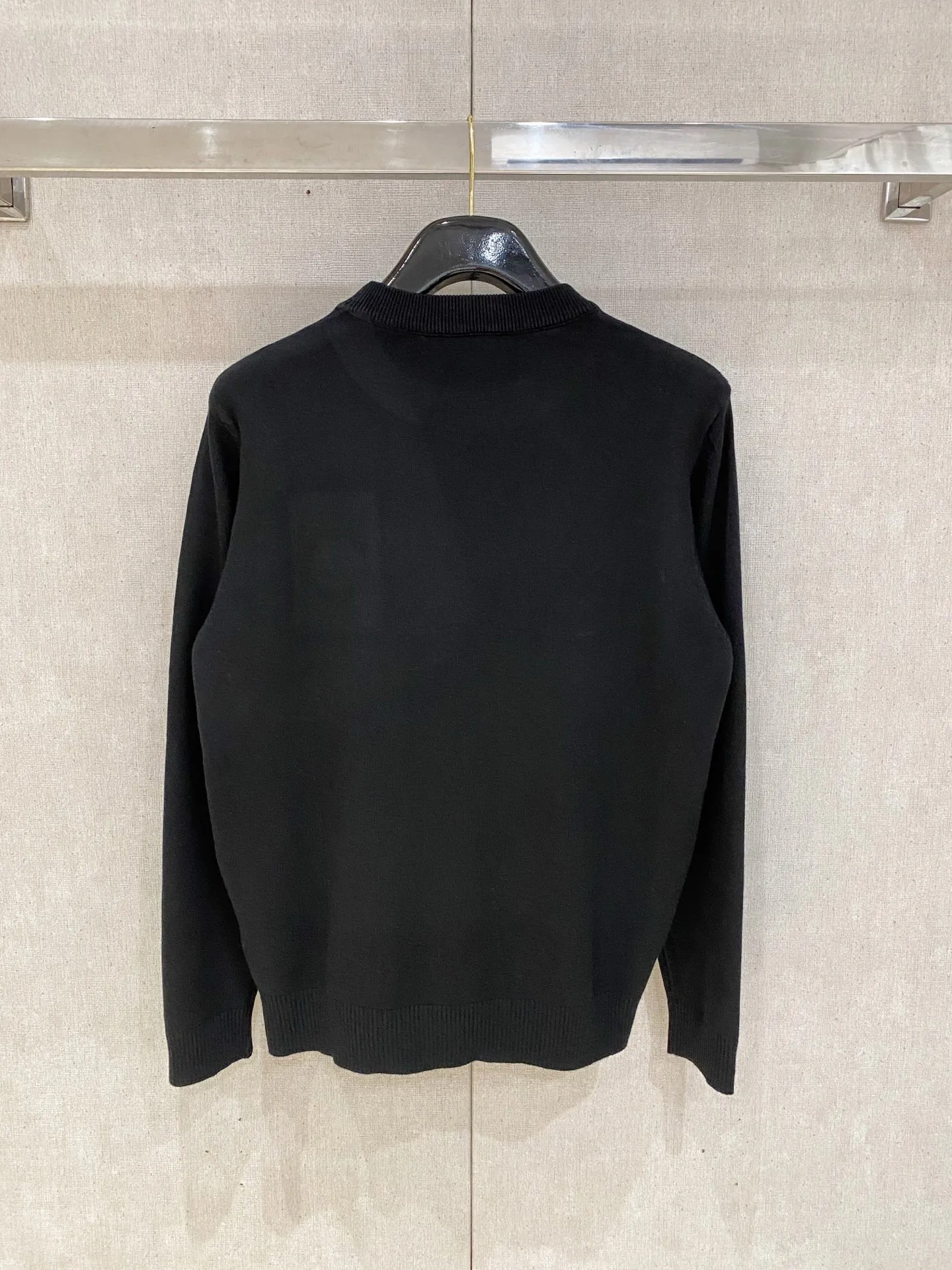 , LP Exquisite logo crew neck sweater Premium wool blended sweater Men's and women's Premium customized products Series Affiliated to the brand's Premium main line Patented top yarn blending Interprets conventional styles with innovation. The configuration of the fabric is subversive. The details are remarkable. The most anticipated sweater in autumn and winter. Full sense of luxury. The brand is designated by Zhejiang and factory is flowed out. Super cost-effective. The quality of Meri wool yarn is excellent. It feels super soft, delicate, soft, non-pilling and does not deform. It is available at all major counters at the same time. It is a must-have product every year. The product seems simple, the workmanship is extremely complicated, and the upper body is not picky. The upper body is extremely skin-friendly and comfortable. It can be worn close to the body with an outer jacket or alone (three standards are complete). Color: Black White Sizes: M L XL 2XL 3XL